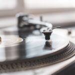 Terug in de Tijd: De Invloed van Klassieke Vinyl Apparatuur op Hedendaagse Muziekproductie