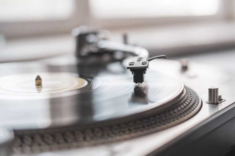 Terug in de Tijd: De Invloed van Klassieke Vinyl Apparatuur op Hedendaagse Muziekproductie